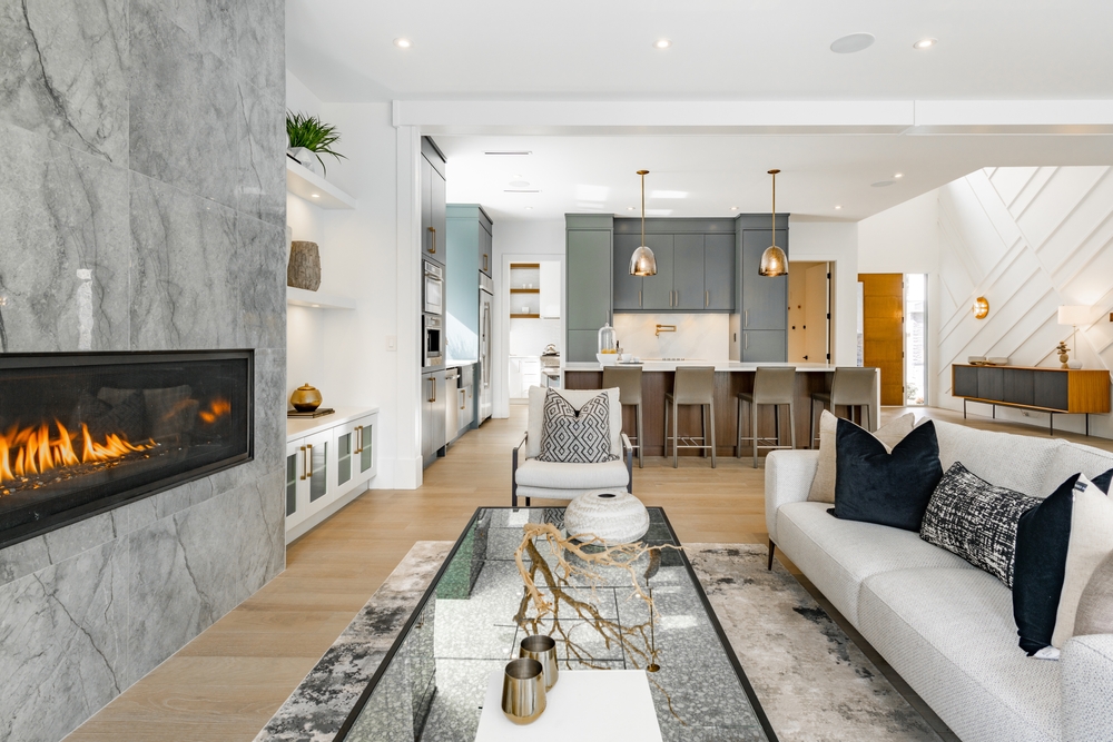 Contemporary,Living,Room,With,Open,Concept,View,Through,To,Dining